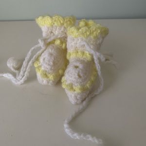 NWOT Hand knitted baby booties